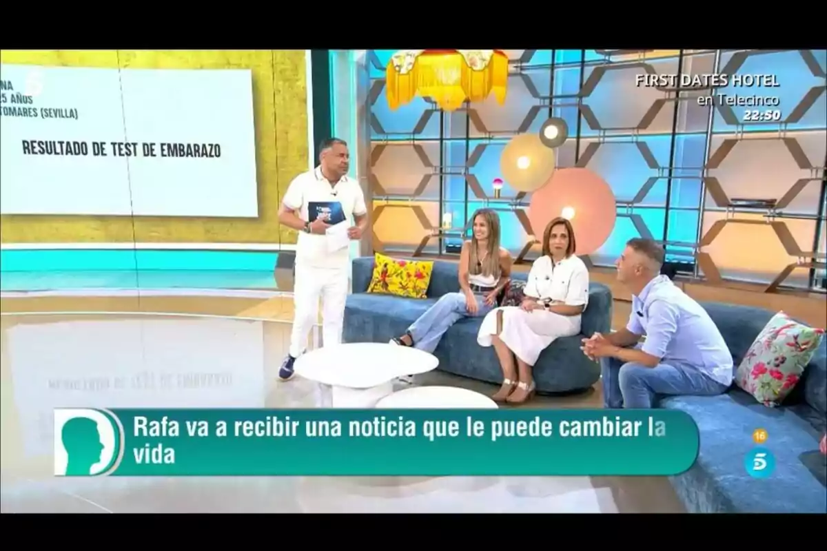 Captura de pantalla de 'El Diario de Jorge' con los invitados sentados en el sofá y Jorge Javier Vázquez presentando Captura de pantalla de 'El Diario de Jorge' con los invitados sentados en el sofá y Jorge Javier Vázquez presentando