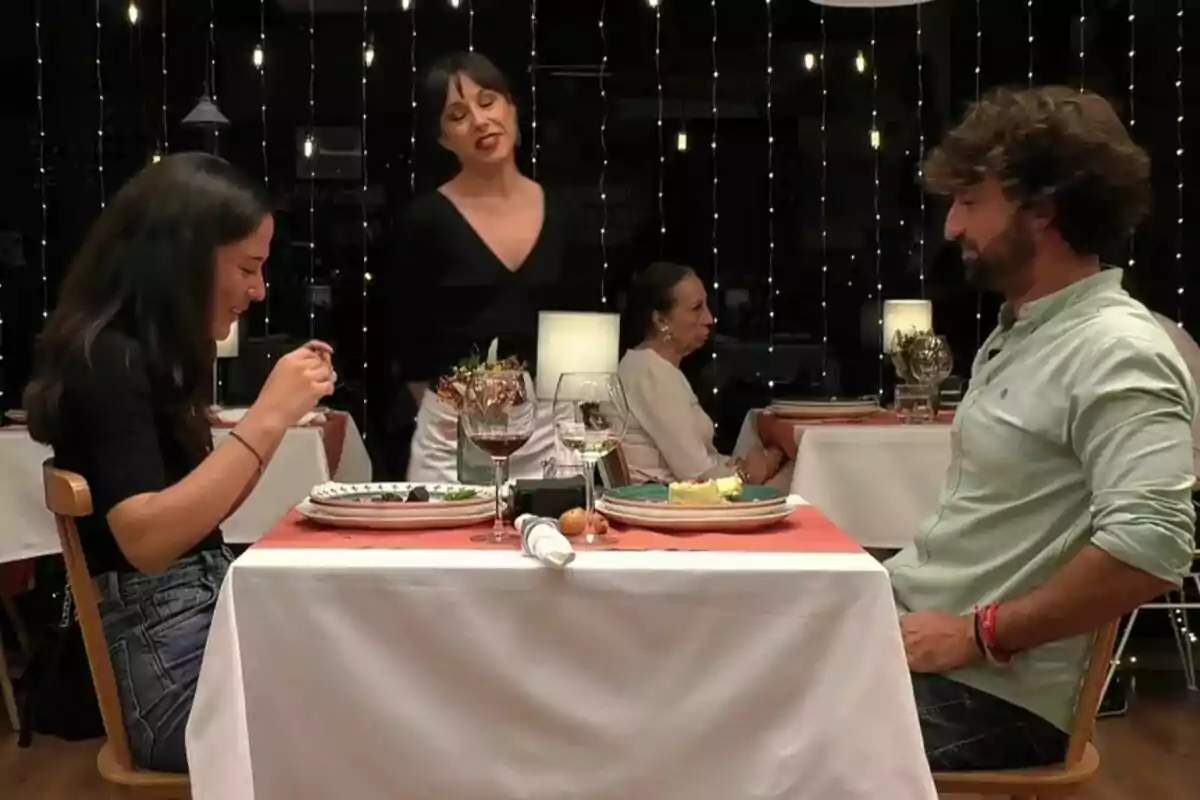 Captura de Sandra y Óscar cenando en 'First Dates' Captura de Sandra y Óscar cenando en 'First Dates'