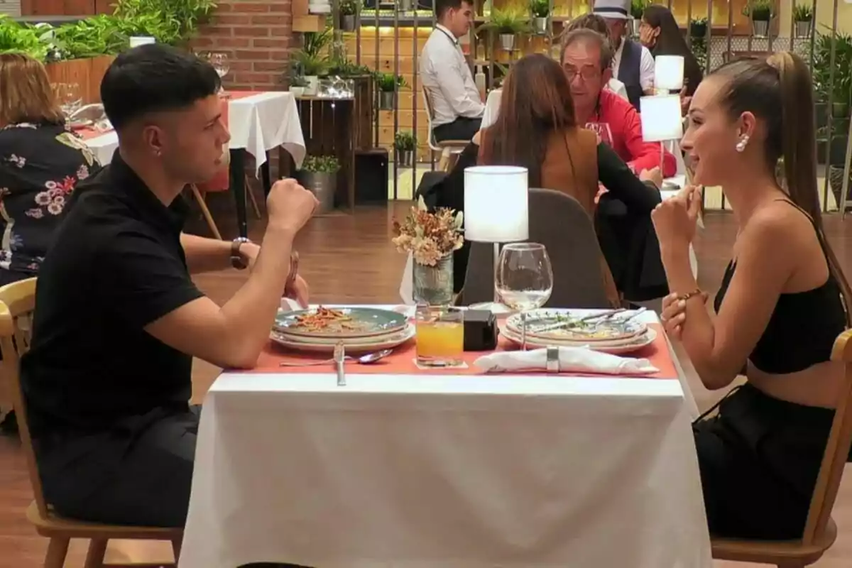 Captura de Toni y Marina cenando en 'First Dates' Captura de Toni y Marina cenando en 'First Dates'