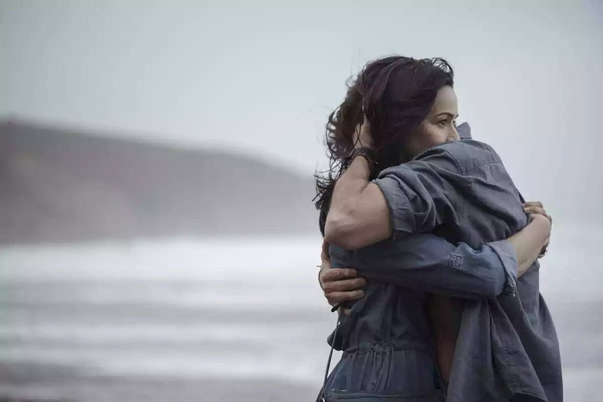 Captura de Verónica Sánchez y Jaime Azmatain en 'Ángela' Captura de Verónica Sánchez y Jaime Azmatain en 'Ángela'