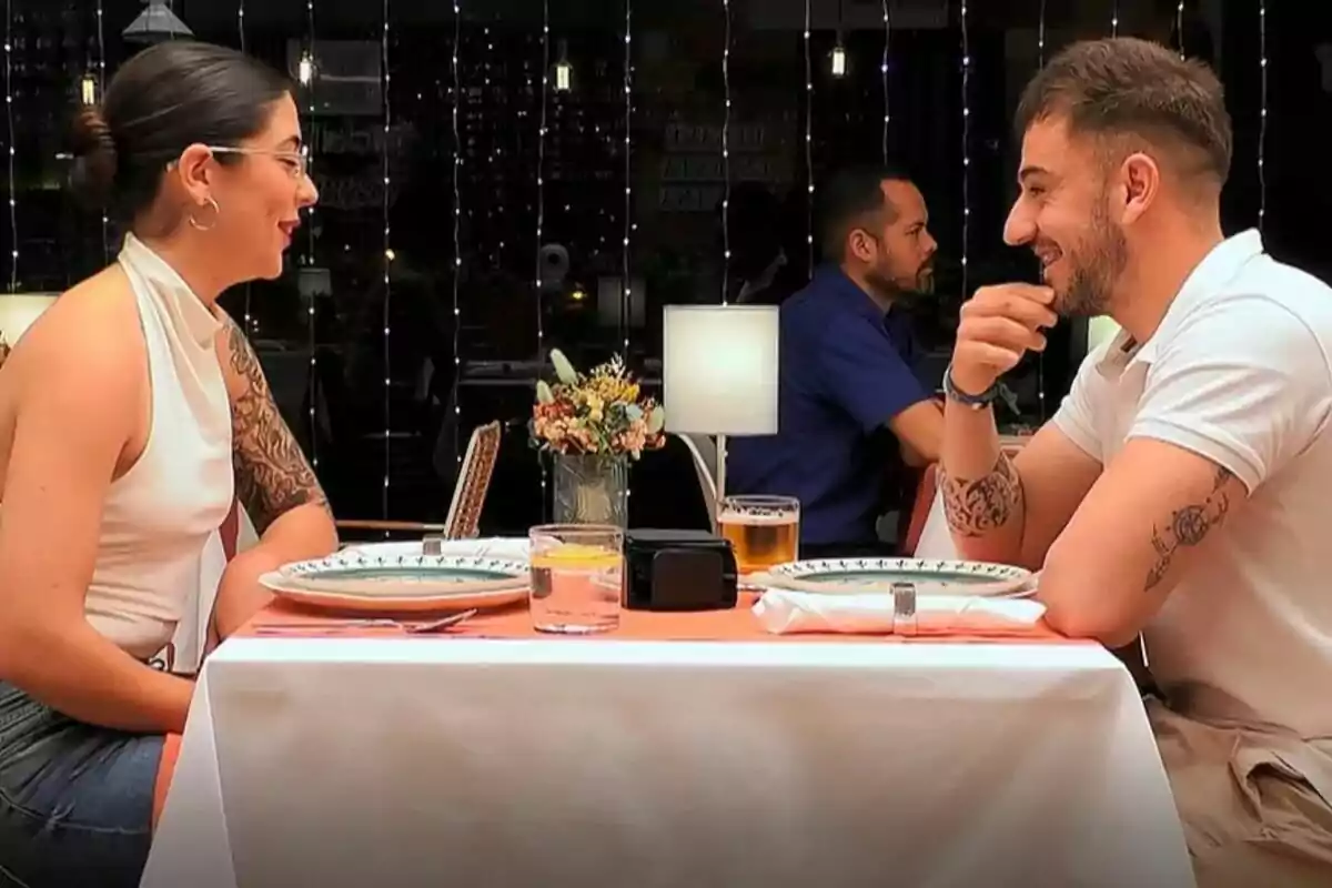 Captura de Vicky y Agustín cenando en 'First Dates' Captura de Vicky y Agustín cenando en 'First Dates'