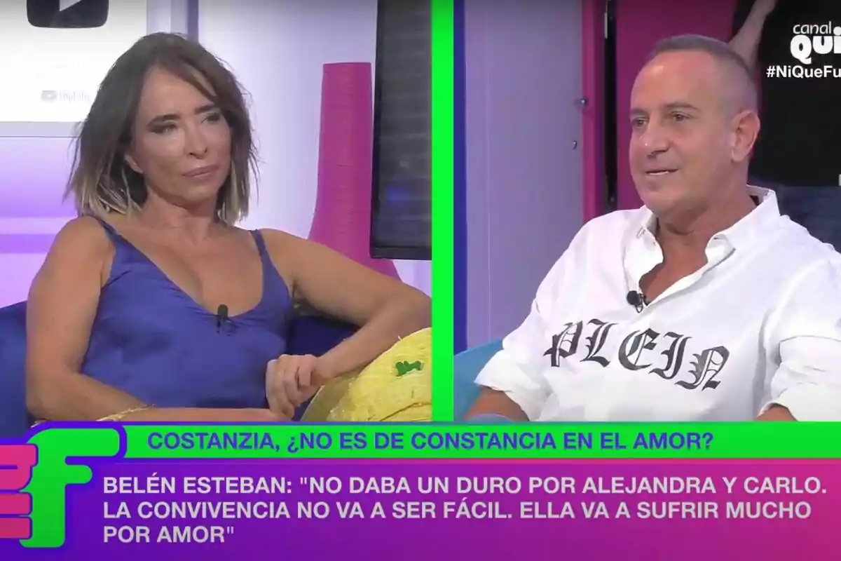 Dos personas están sentadas en un set de televisión, una mujer con un vestido azul y un hombre con una camisa blanca, mientras en la pantalla se muestra un texto que dice: Dos personas están sentadas en un set de televisión, una mujer con un vestido azul y un hombre con una camisa blanca, mientras en la pantalla se muestra un texto que dice: