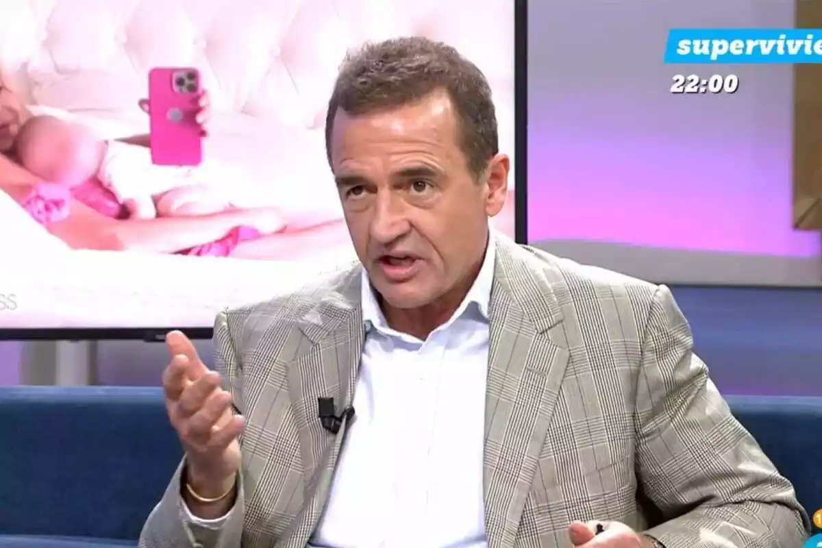 Captura de 'El Programa de Ana Rosa' con Alessandro Lequio con la mano levantada Captura de 'El Programa de Ana Rosa' con Alessandro Lequio con la mano levantada