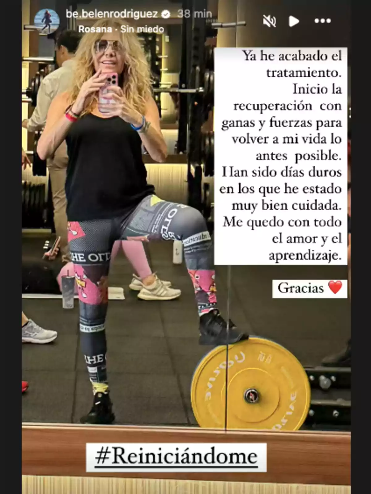 Belén Rodríguez en el gimnasio toma una selfie frente al espejo, vestida con ropa deportiva colorida, mientras un texto en la imagen expresa gratitud y determinación tras finalizar un tratamiento, acompañado del hashtag #Reiniciándome. Belén Rodríguez en el gimnasio toma una selfie frente al espejo, vestida con ropa deportiva colorida, mientras un texto en la imagen expresa gratitud y determinación tras finalizar un tratamiento, acompañado del hashtag #Reiniciándome.