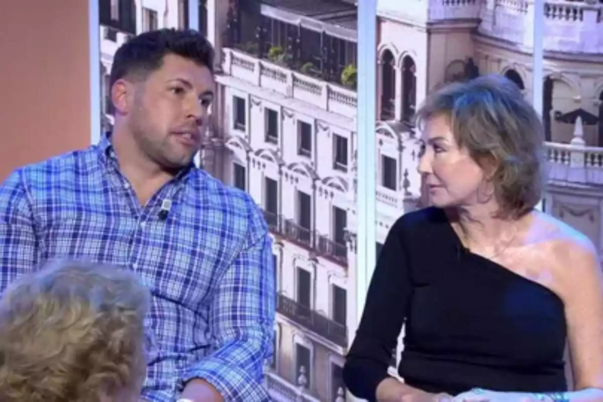 Captura de Ana Rosa Quintana sentada entre el público al lado de su sobrino, Kike Quintana, en el programa 'TardeAR' Captura de Ana Rosa Quintana sentada entre el público al lado de su sobrino, Kike Quintana, en el programa 'TardeAR'