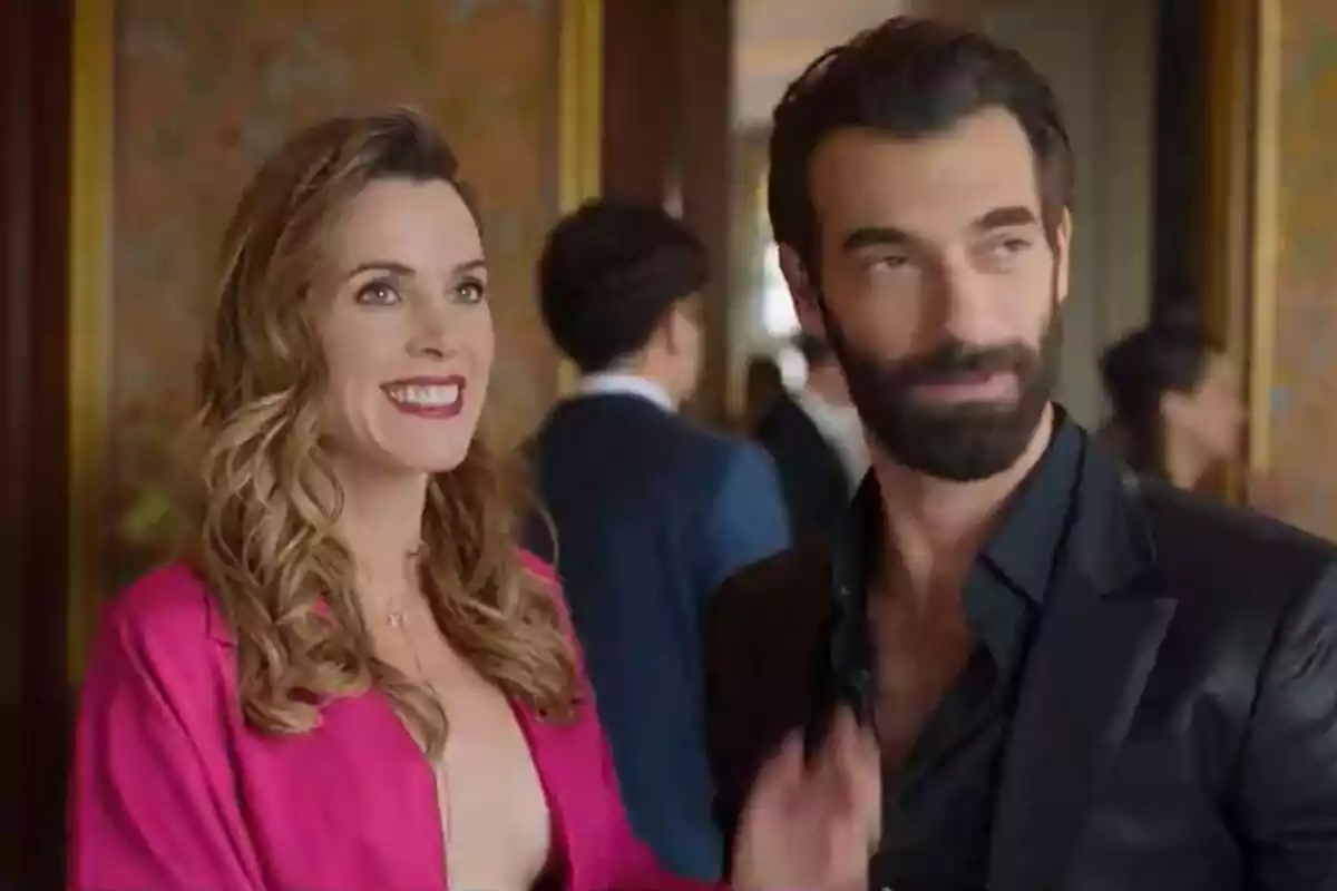 Captura de La Pasión Turca con Maggie Civantos sonriendo junto a Ilker Kaleli Captura de La Pasión Turca con Maggie Civantos sonriendo junto a Ilker Kaleli