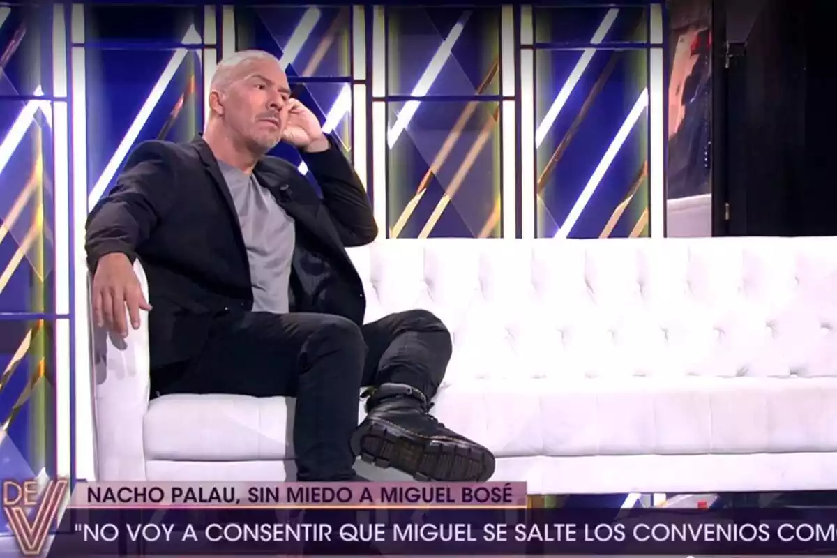 Captura de Nacho Palau sentado en el sofá del programa ¡De viernes! de Telecinco Captura de Nacho Palau sentado en el sofá del programa ¡De viernes! de Telecinco