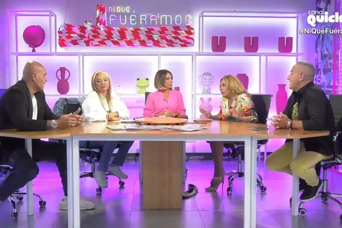 Captura de los colaboradores de 'Ni que fuéramos' sentados en una mesa redonda durante el estreno del programa Captura de los colaboradores de 'Ni que fuéramos' sentados en una mesa redonda durante el estreno del programa
