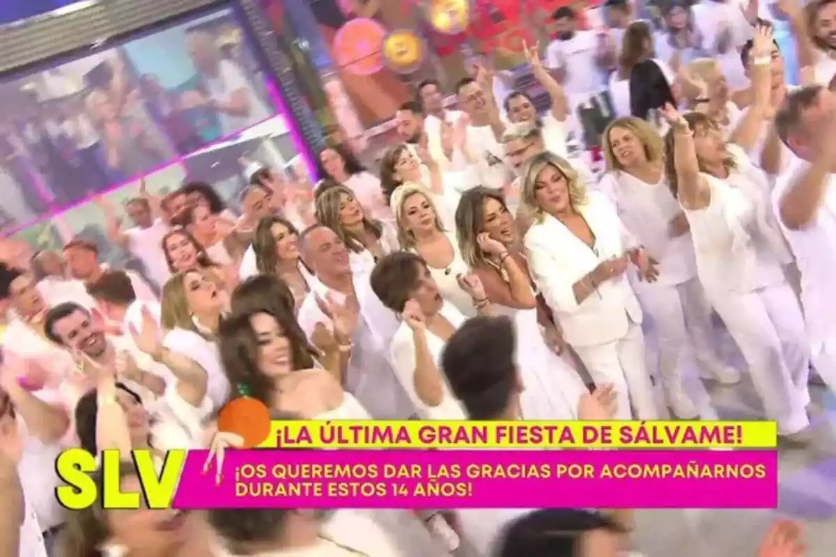 Captura del inicio del último programa de 'Sálvame' con todos los colaboradores bailando