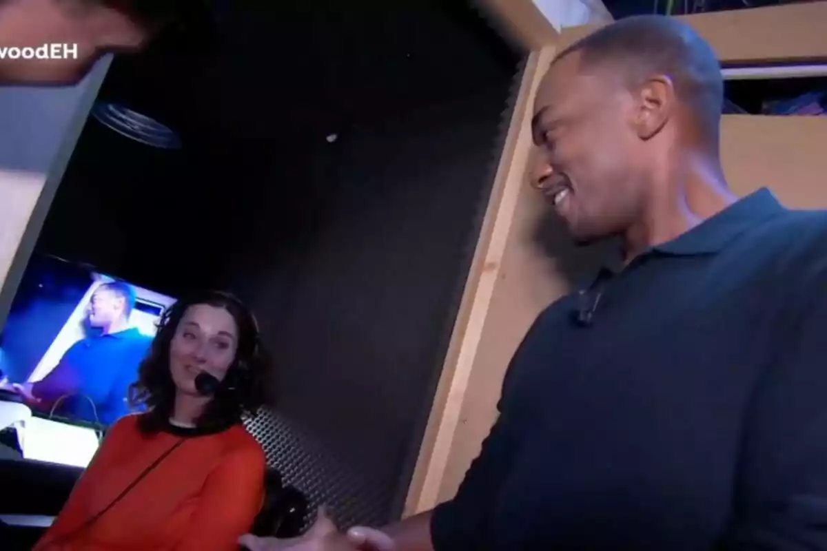Anthony Mackie y la traductora de 'El Hormiguero' conversan en un estudio de grabación, una de ellas lleva auriculares y un micrófono, mientras que la otra sonríe. Anthony Mackie y la traductora de 'El Hormiguero' conversan en un estudio de grabación, una de ellas lleva auriculares y un micrófono, mientras que la otra sonríe.