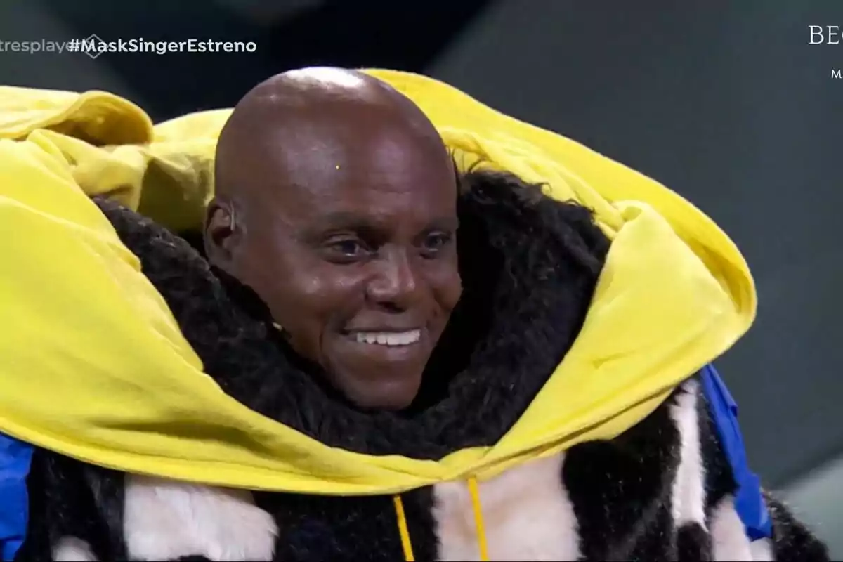 Carl Lewis sonriente con un disfraz colorido en Mask Singer. Carl Lewis sonriente con un disfraz colorido en Mask Singer.