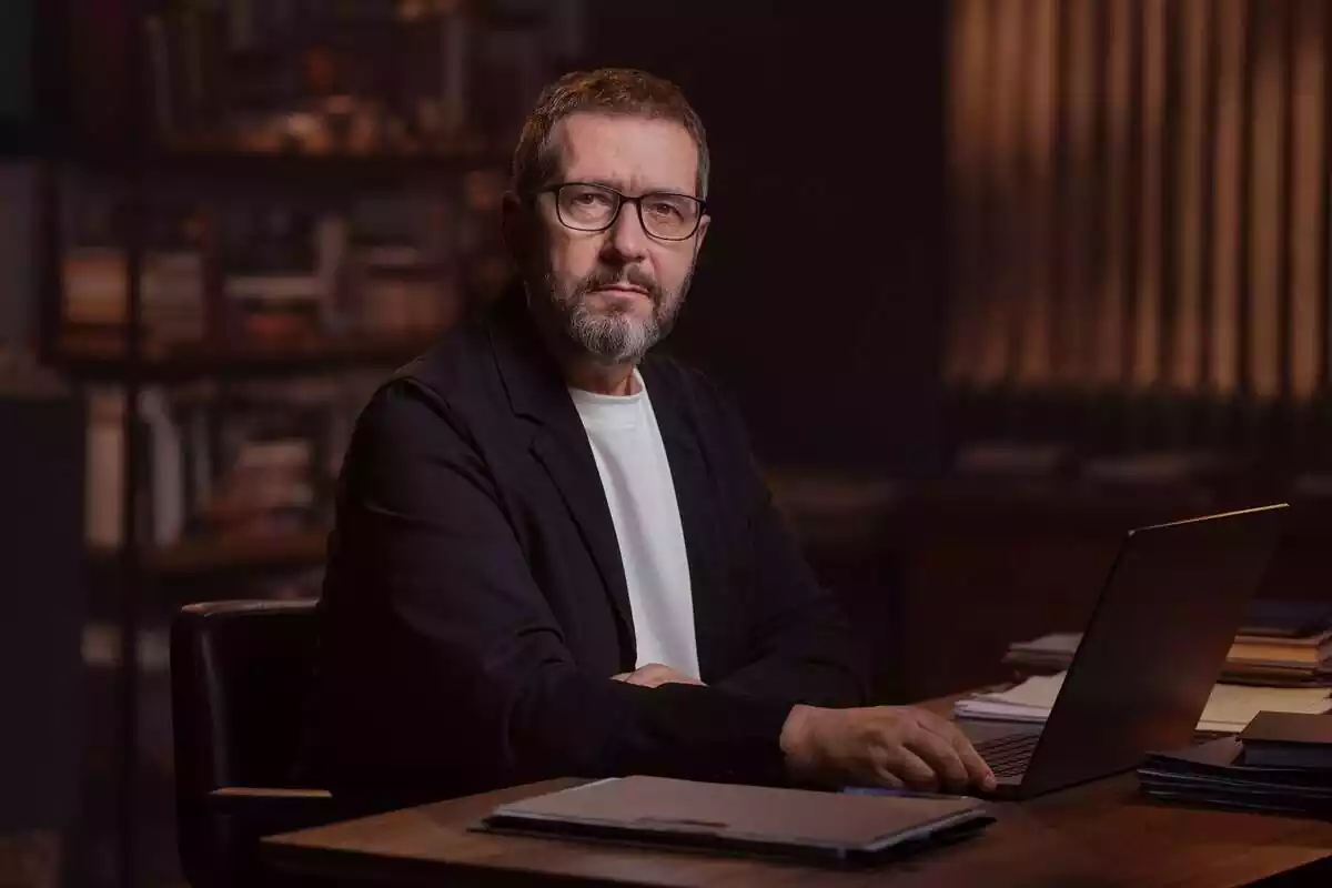 Posado de Carles Porta como presentador de Luz en la oscuridad de Movistar Plus+ Posado de Carles Porta como presentador de Luz en la oscuridad de Movistar Plus+