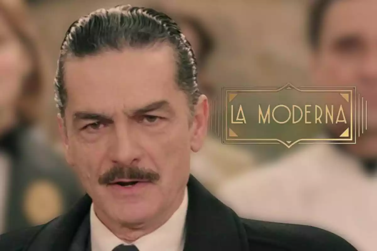 Carles Sanjaime con bigote y cabello peinado hacia atrás aparece en primer plano con un letrero que dice "La Moderna" a su lado.