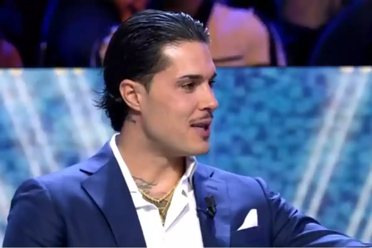 Carlo Costanzia, amb vestit blau i camisa blanca, parla somrient a ¡De Viernes! Carlo Costanzia, amb vestit blau i camisa blanca, parla somrient a ¡De Viernes!