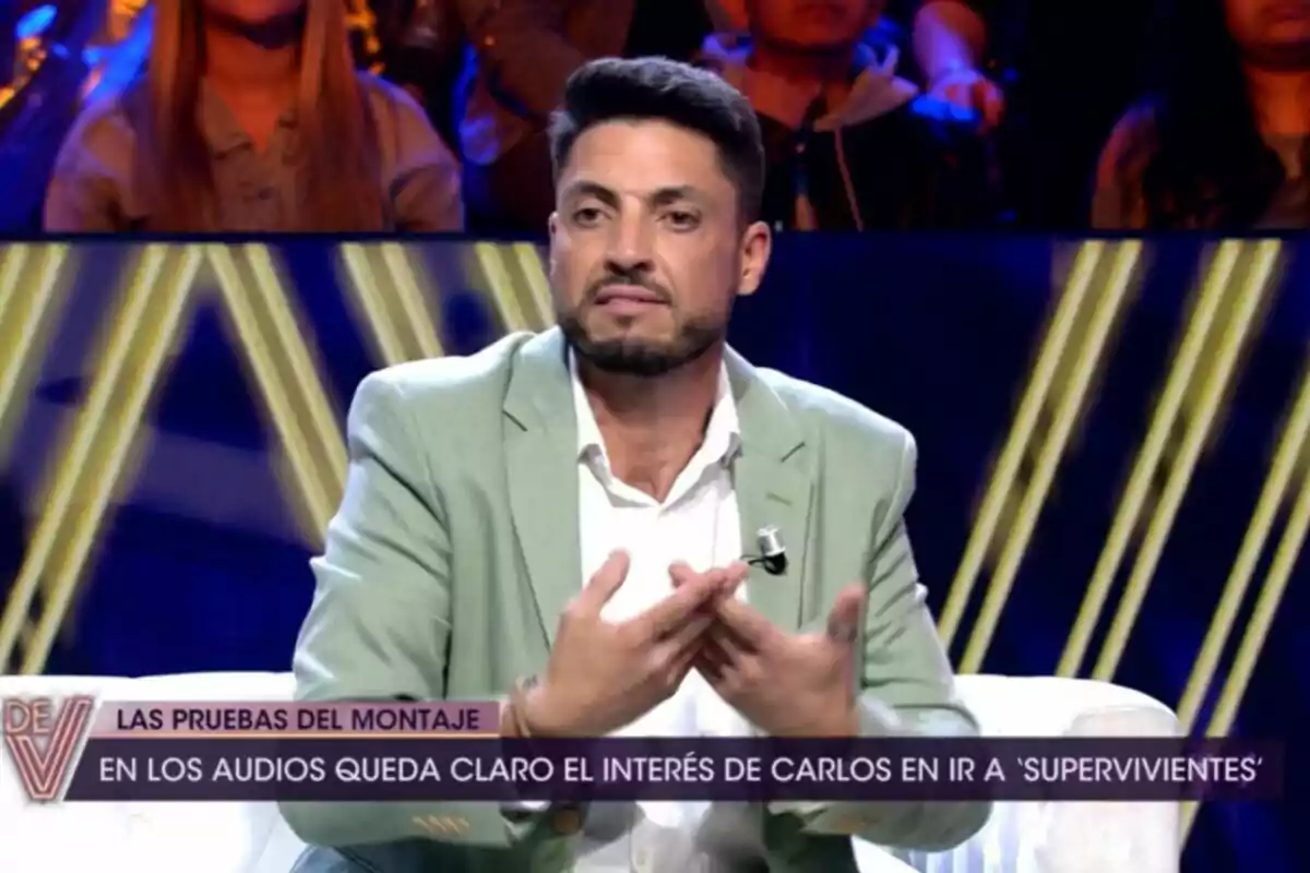 Carlos Calderón con barba y cabello oscuro, vestido con un saco verde claro y camisa blanca, gesticula con las manos mientras está sentado en De Viernes con un público de fondo. Carlos Calderón con barba y cabello oscuro, vestido con un saco verde claro y camisa blanca, gesticula con las manos mientras está sentado en De Viernes con un público de fondo.