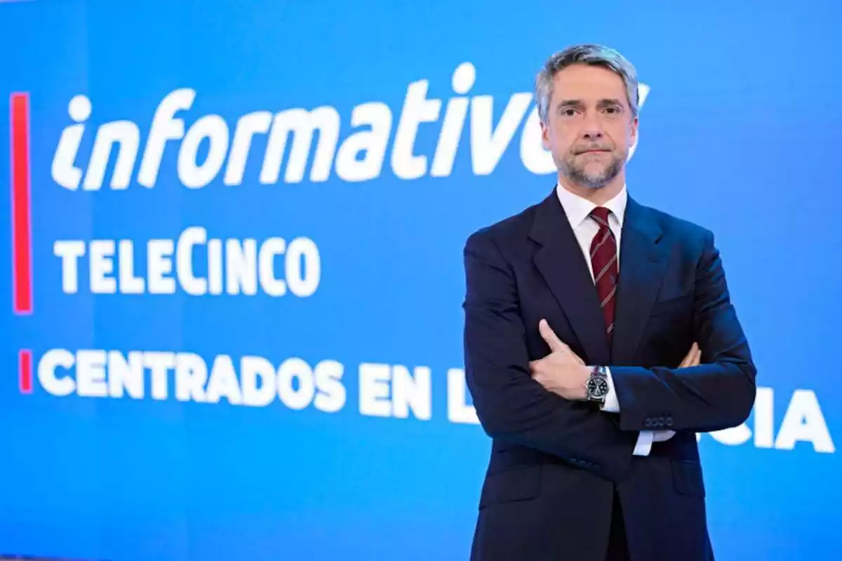 Posado de Carlos Franganillo en la presentación de Informativos Telecinco Posado de Carlos Franganillo en la presentación de Informativos Telecinco