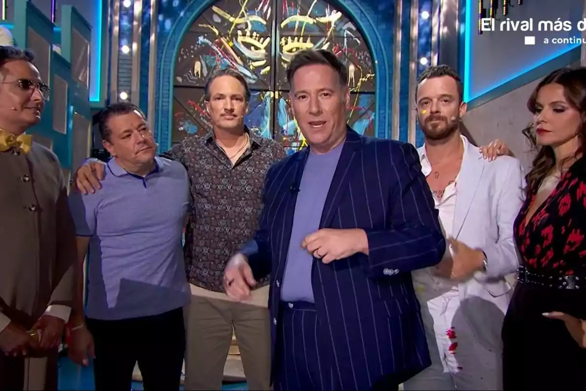 Carlos Latre junto a Josie, Marta Torné, Ismael Beiro y Jorge Berrocal en el final de Babylon Show con una decoración colorida y luces brillantes. Carlos Latre junto a Josie, Marta Torné, Ismael Beiro y Jorge Berrocal en el final de Babylon Show con una decoración colorida y luces brillantes.