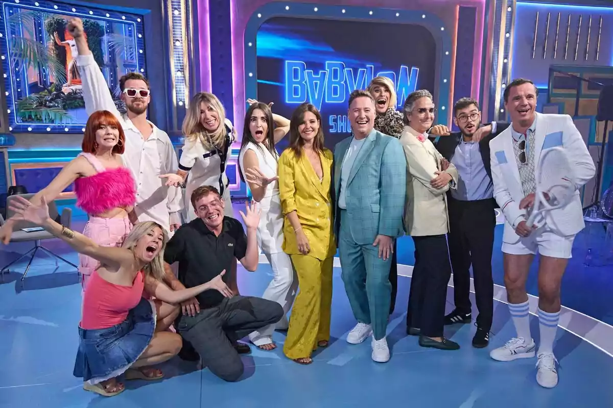 Un grup de persones com Carlos Latre, Marta Torné, Josie, Leonor Rentat o Carla Pulpón posant alegrement al plató de Babylon Show Un grup de persones com Carlos Latre, Marta Torné, Josie, Leonor Rentat o Carla Pulpón posant alegrement al plató de Babylon Show
