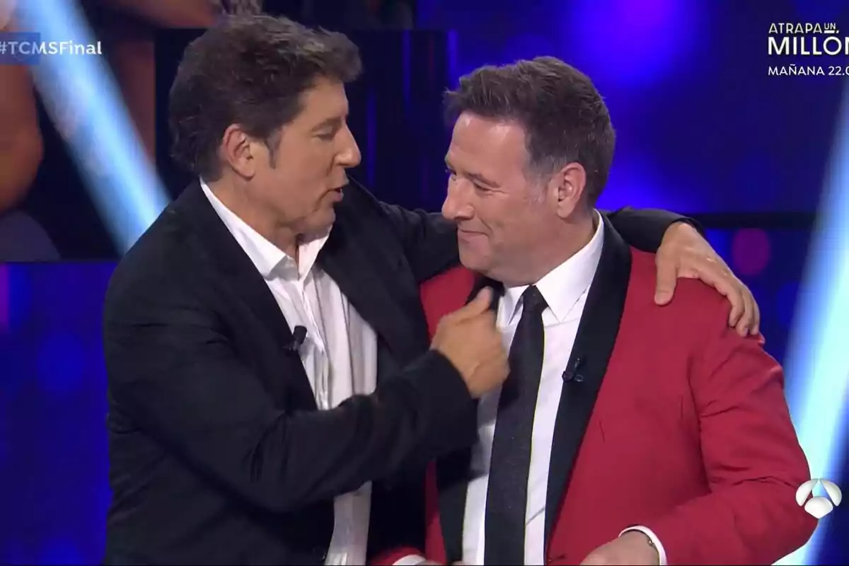 Captura de Manel Fuentes abrazando a Carlos Latre en su despedida de Tu Cara Me Suena Captura de Manel Fuentes abrazando a Carlos Latre en su despedida de Tu Cara Me Suena