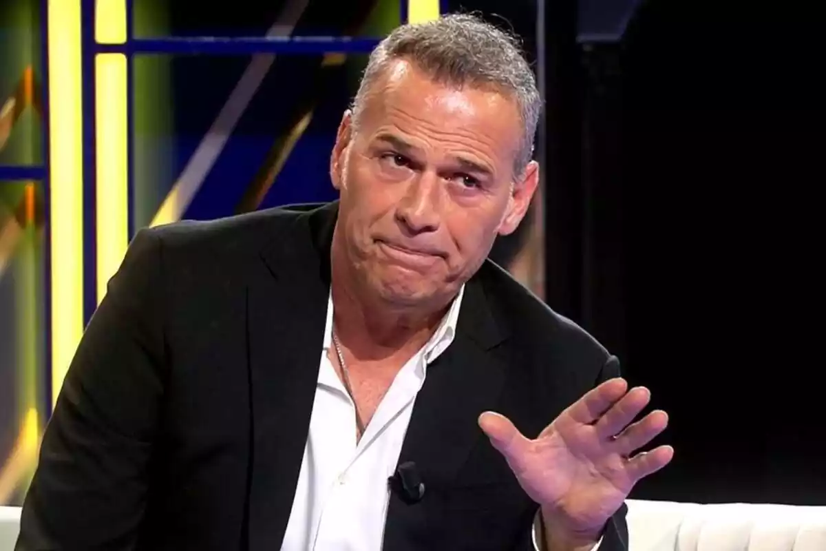 Captura de Carlos Lozano amb la mà aixecada a la seva entrevista a De Viernes de Telecinco