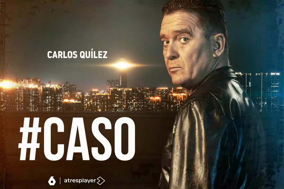 Un home amb jaqueta de cuir mira cap a la càmera amb una ciutat il·luminada de fons i el text "Carlos Quílez" i "#CAS" a la imatge.