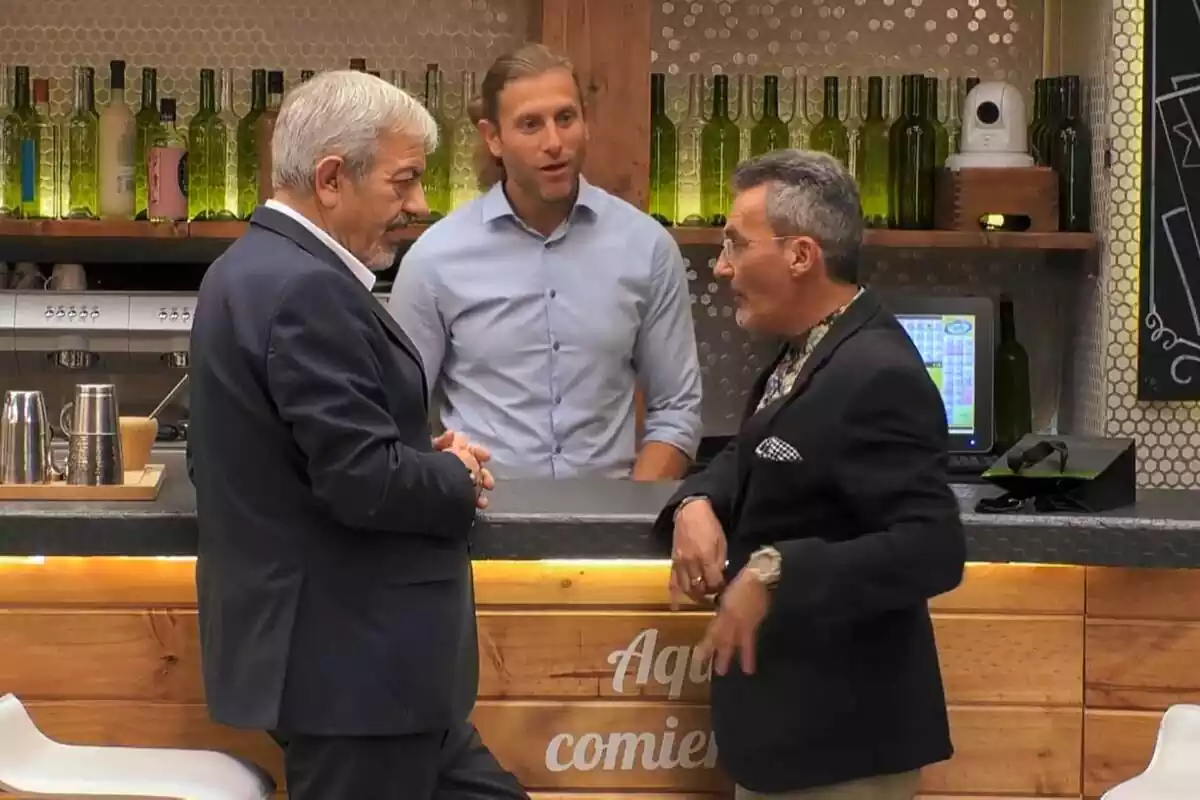 Captura de Carlos Sobera y Matías Roure con un soltero con consoladores en First Dates Captura de Carlos Sobera y Matías Roure con un soltero con consoladores en First Dates