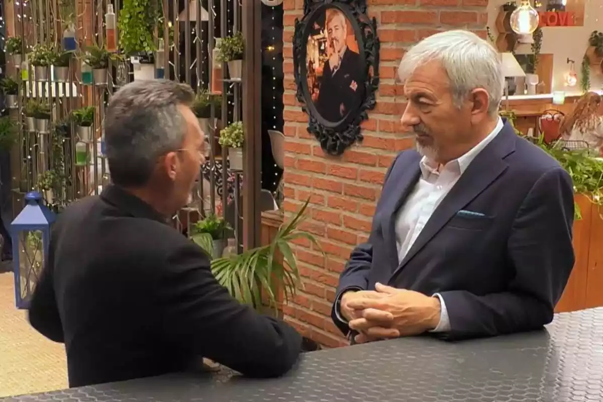 Captura de Carlos Sobera con un soltero con consoladores en First Dates Captura de Carlos Sobera con un soltero con consoladores en First Dates