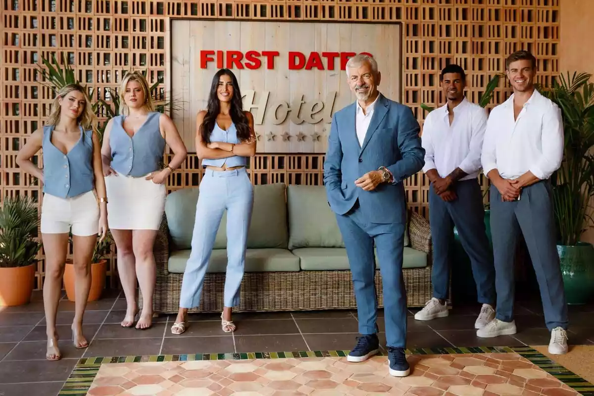 Foto de Carlos Sobera en las grabaciones de First Dates Hotel: Lidia Torrent, Adrián Pedraja, Arianna Aragón, Rocío de Porres y Sergio López Foto de Carlos Sobera en las grabaciones de First Dates Hotel: Lidia Torrent, Adrián Pedraja, Arianna Aragón, Rocío de Porres y Sergio López
