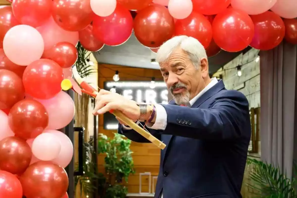 Fotografía de Carlos Sobera con un arco en el especial de San Valentín de First Dates en Telecinco Fotografía de Carlos Sobera con un arco en el especial de San Valentín de First Dates en Telecinco