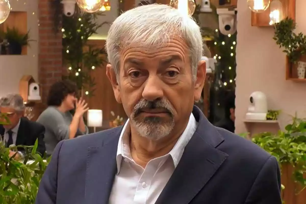 Captura de Carlos Sobera sorprendido mirando a cámara en First Dates de Cuatro