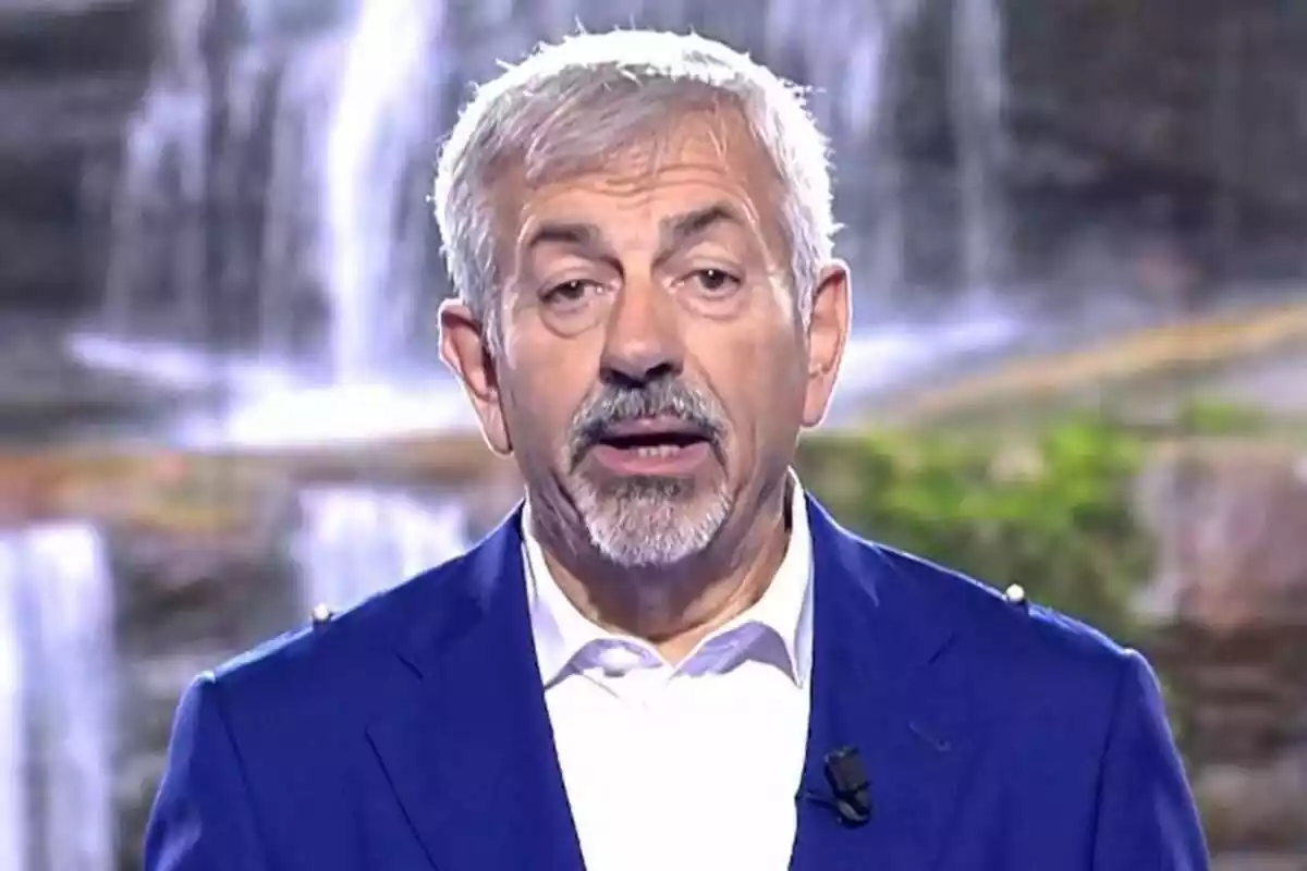 Captura de Carlos Sobera com a presentador de Supervivientes: Terra de Ningú