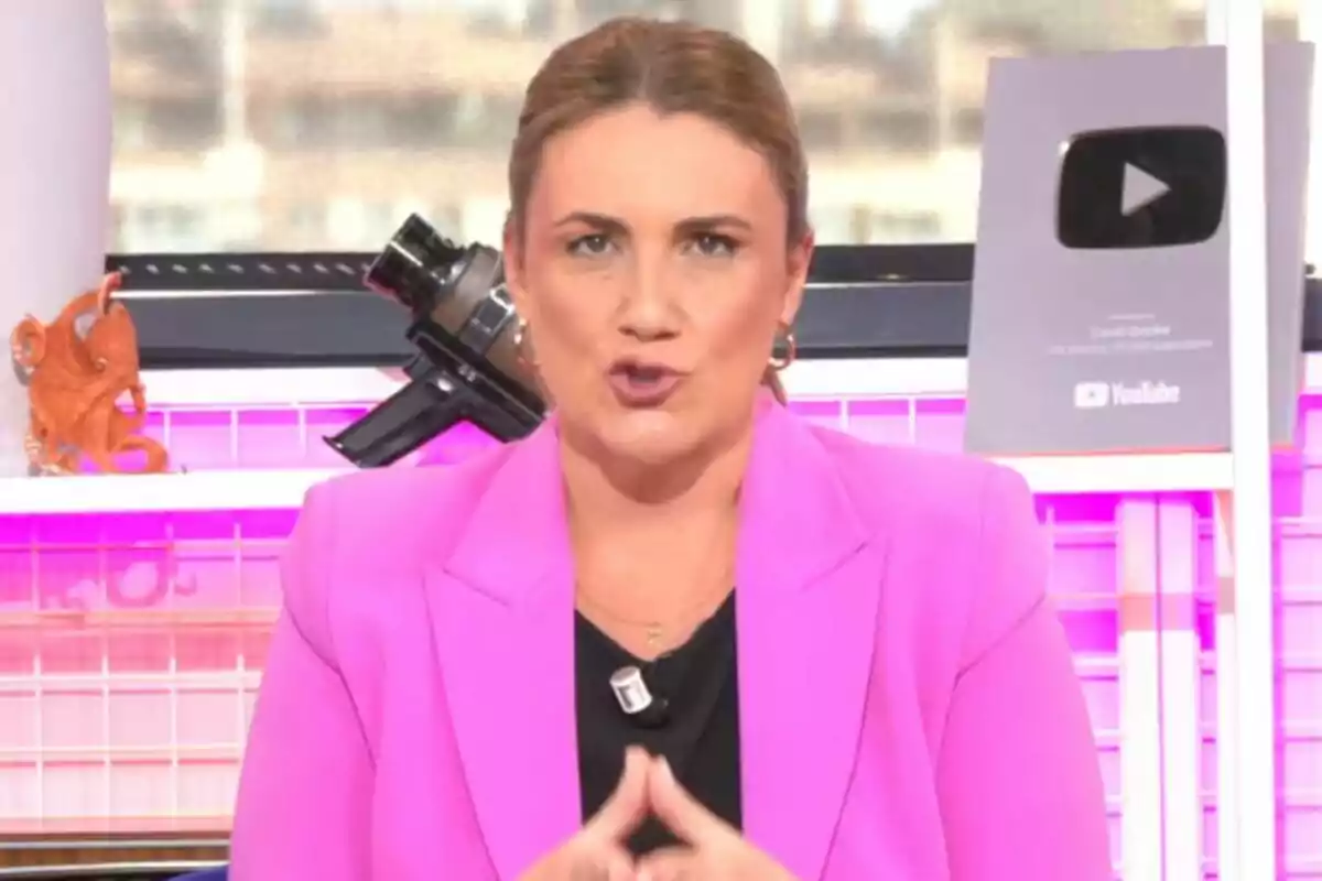 Carlota Corredera amb jaqueta rosa parla davant d'una càmera amb un trofeu de YouTube al fons a 'Tentáculos'.