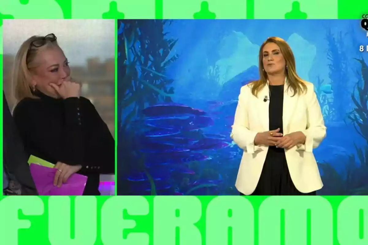 Dues dones a Ni que fuéramos, Belén Esteban està somrient mentre sosté papers i Carlota Corredera està parlant davant d'un fons blau amb temàtica submarina.