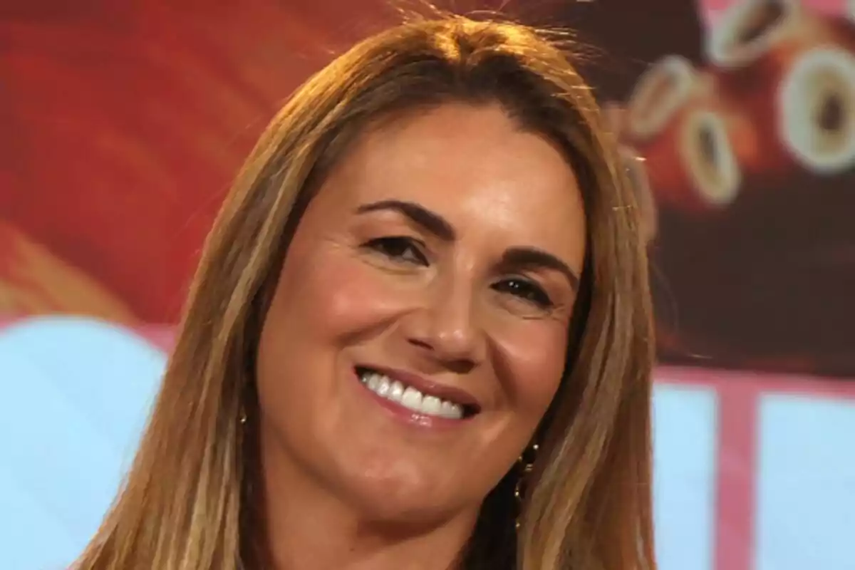 Carlota Corredera somrient amb cabell llarg i castany en un fons acolorit a Tentáculos.
