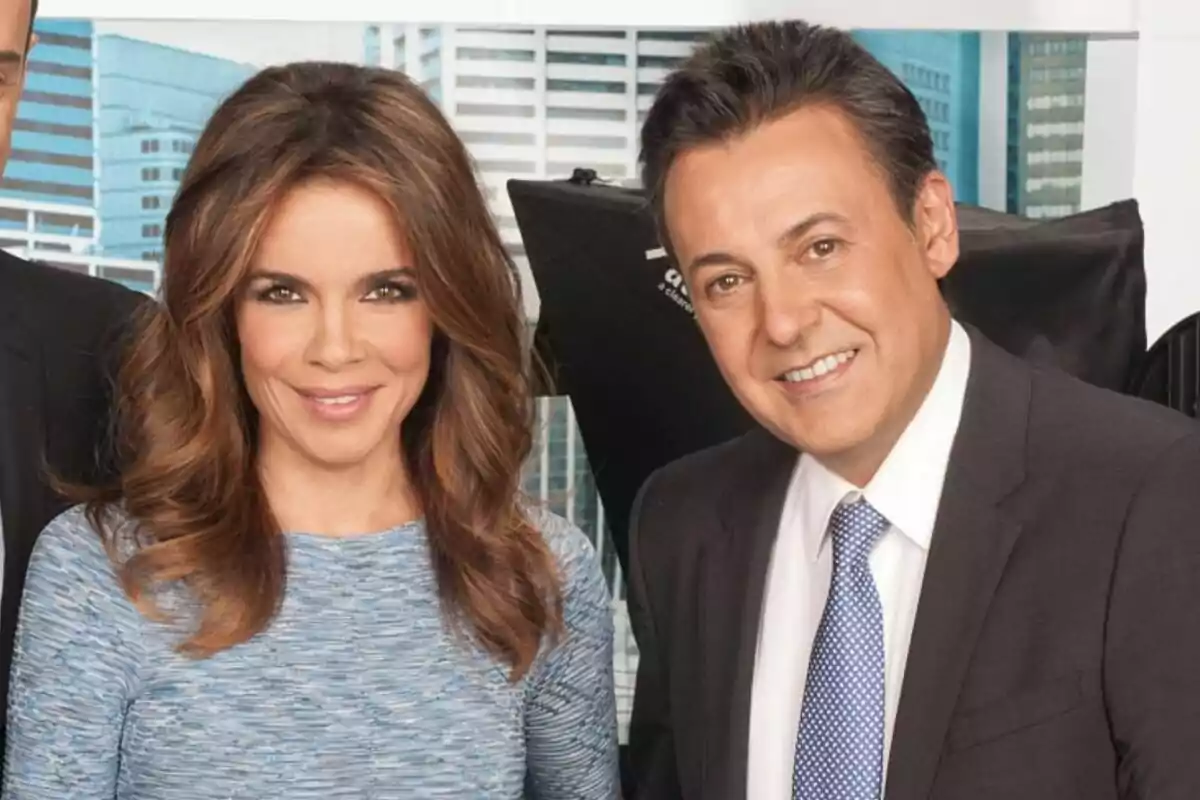Carme Chaparro y Pepe Ribagorda posando para una foto, una mujer con cabello largo y ondulado y un hombre con traje y corbata en Informativos Telecinco. Carme Chaparro y Pepe Ribagorda posando para una foto, una mujer con cabello largo y ondulado y un hombre con traje y corbata en Informativos Telecinco.