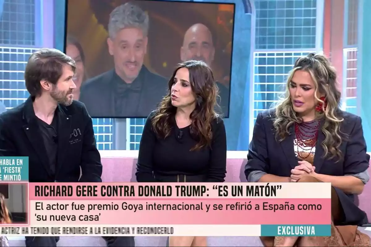Manuel Martínez Velasco, Carmen Alcayde i Amor Romeira estan assegudes al plató de Festa, conversant mentre una pantalla darrere d'elles mostra un home amb cabell canós. Manuel Martínez Velasco, Carmen Alcayde i Amor Romeira estan assegudes al plató de Festa, conversant mentre una pantalla darrere d'elles mostra un home amb cabell canós.