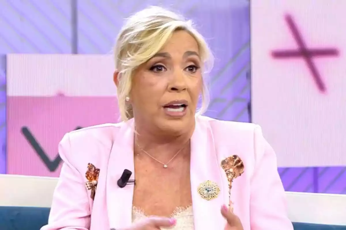 Carmen Borrego amb cabell ros i jaqueta rosa parlant a 'Vamos a ver'.