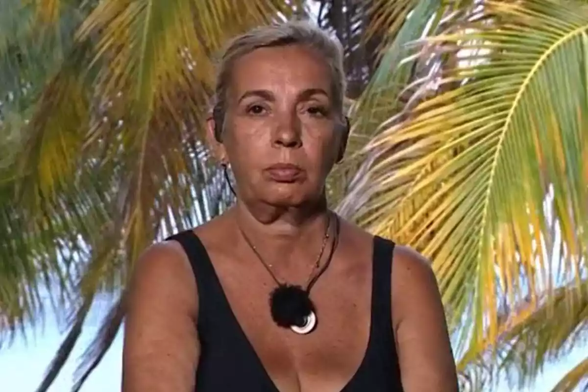 Captura de Carmen Borrego mirando hacia adelante con unas palmeras de fondo en Supervivientes Captura de Carmen Borrego mirando hacia adelante con unas palmeras de fondo en Supervivientes