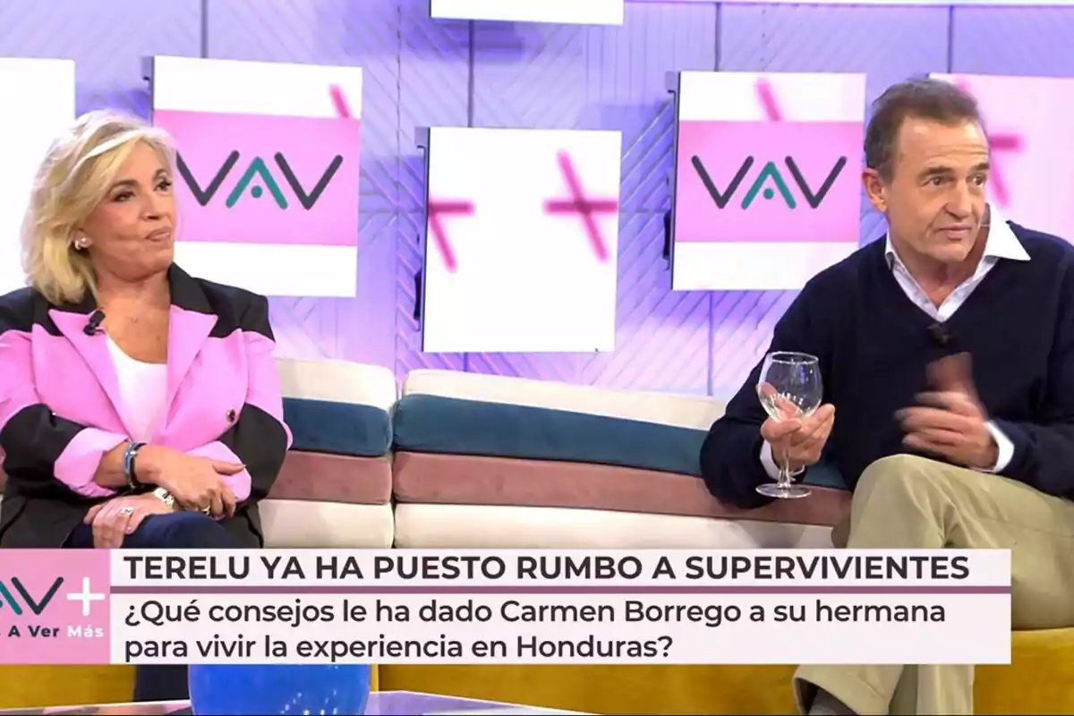 Carmen Borrego i Alessandro Lequio asseguts a Vamos a ver amb pantalles de fons i un text a la part inferior que menciona consells per a una experiència a Hondures. Carmen Borrego i Alessandro Lequio asseguts a Vamos a ver amb pantalles de fons i un text a la part inferior que menciona consells per a una experiència a Hondures.