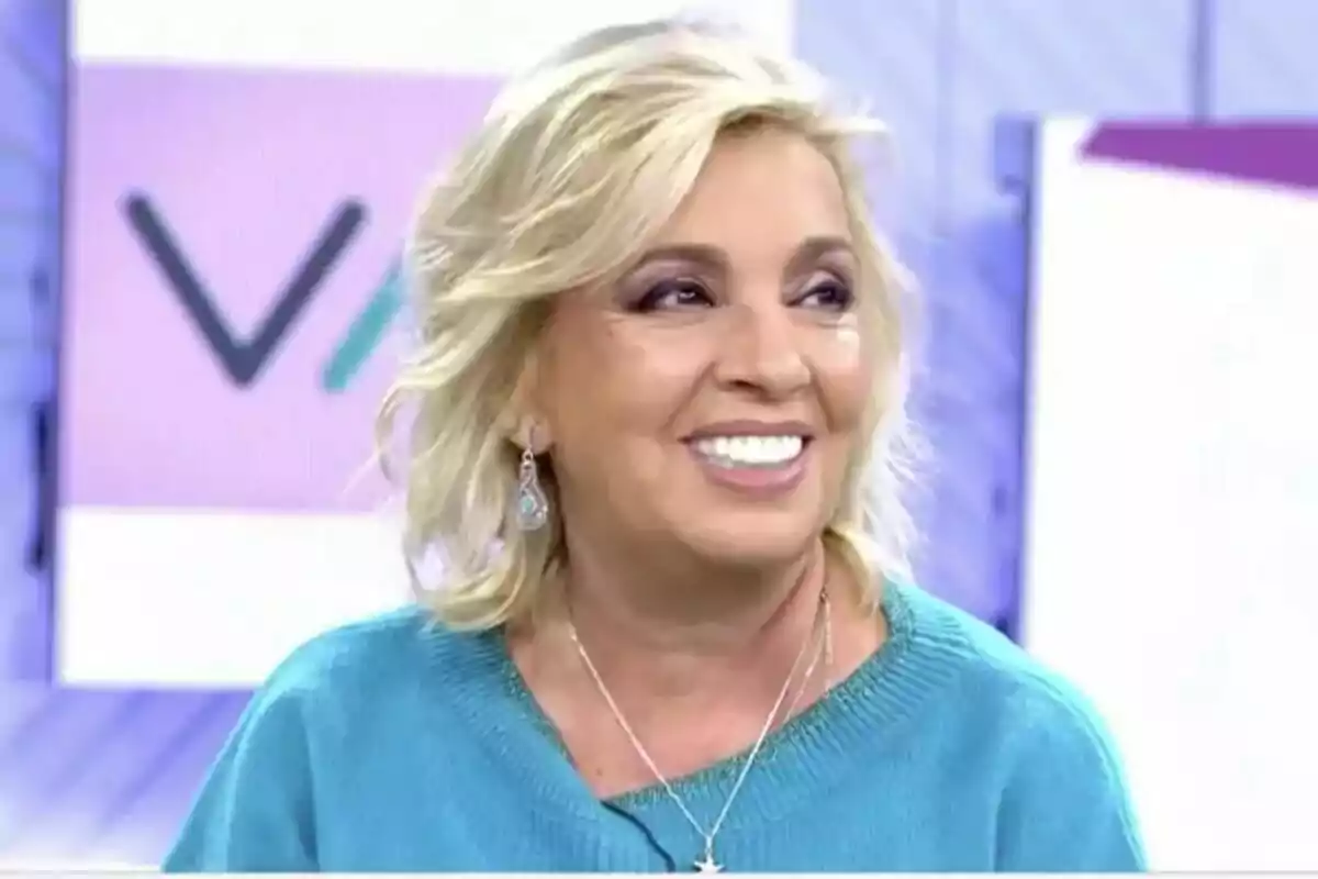 Carmen Borrego somrient amb cabell ros i suèter blau a Vamos a ver. Carmen Borrego somrient amb cabell ros i suèter blau a Vamos a ver.