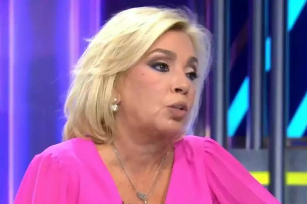 Carmen Borrego de cabell ros i brusa rosa parlant al plató de De Divendres. Carmen Borrego de cabell ros i brusa rosa parlant al plató de De Divendres.