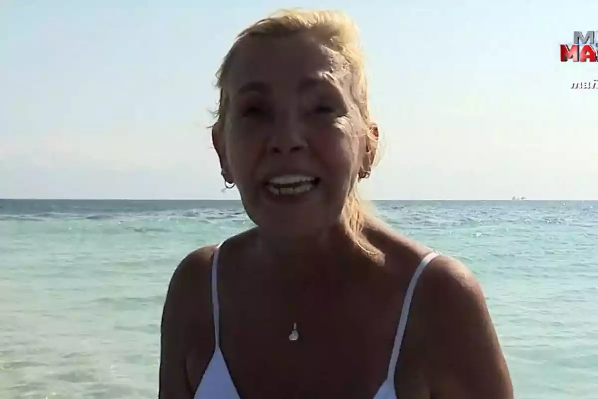 Captura de Carmen Borrego estallando contra Supervivientes con una playa de fondo Captura de Carmen Borrego estallando contra Supervivientes con una playa de fondo