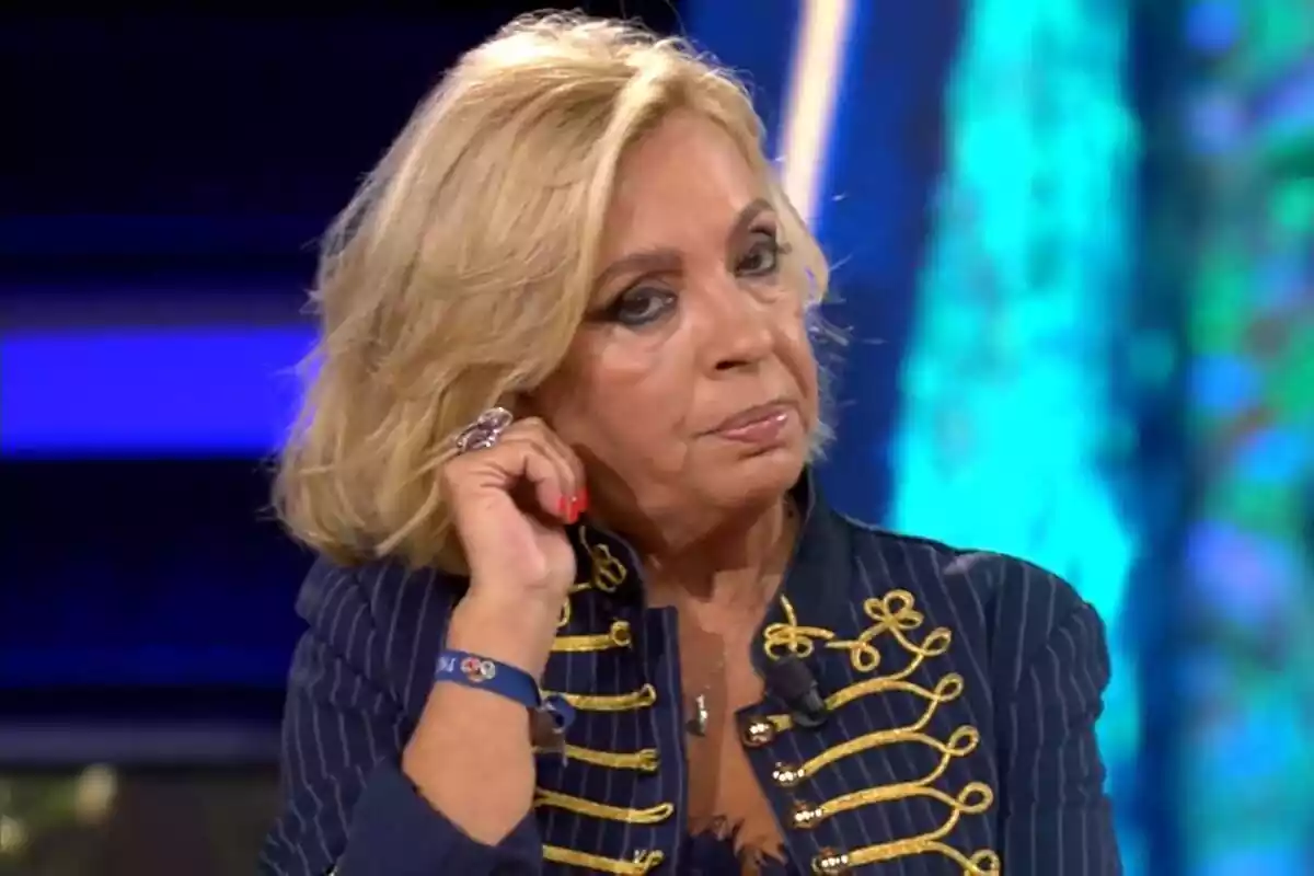 Captura de Carmen Borrego tocándose la oreja en el plató de Supervivientes Captura de Carmen Borrego tocándose la oreja en el plató de Supervivientes
