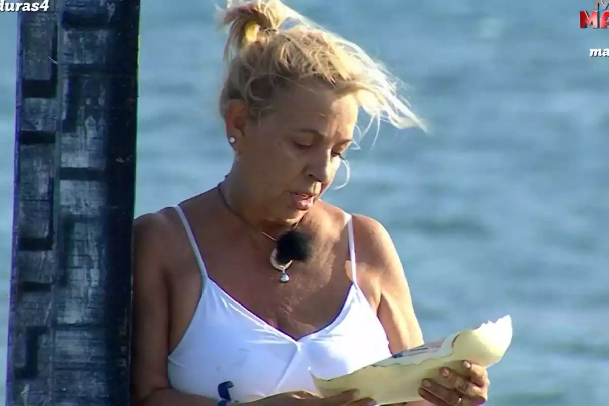 Captura de Carmen Borrego leyendo un papel en Supervivientes Captura de Carmen Borrego leyendo un papel en Supervivientes