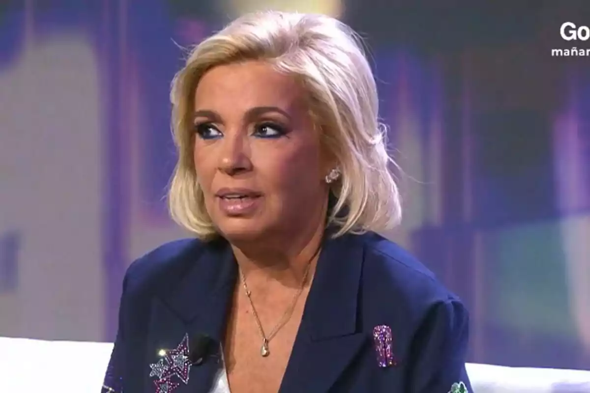 Carmen Borrego con chaqueta oscura y broches brillantes en De Viernes. Carmen Borrego con chaqueta oscura y broches brillantes en De Viernes.