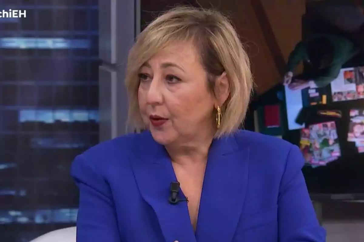 Carmen Machi con cabello rubio y chaqueta azul hablando en El Hormiguero. Carmen Machi con cabello rubio y chaqueta azul hablando en El Hormiguero.