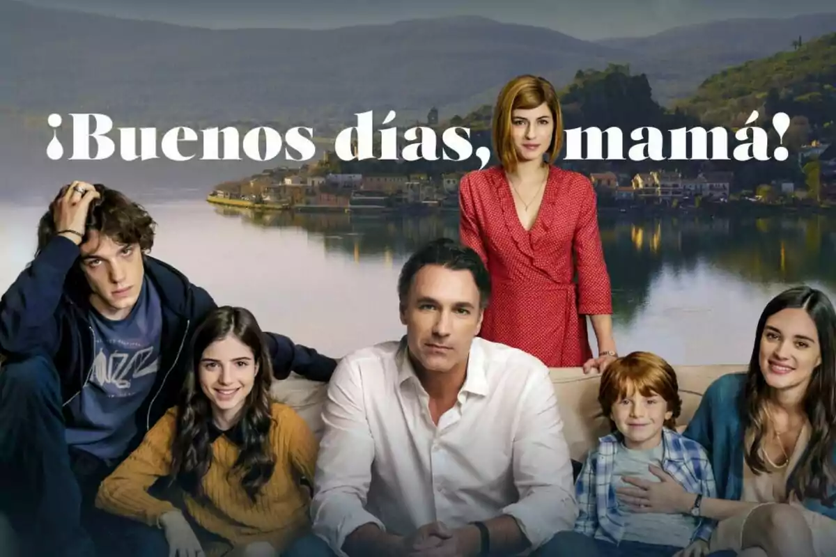 Cartel de ¡Buenos días, Mamá! con la familia posando frente a un paisaje con un lago y montañas Cartel de ¡Buenos días, Mamá! con la familia posando frente a un paisaje con un lago y montañas