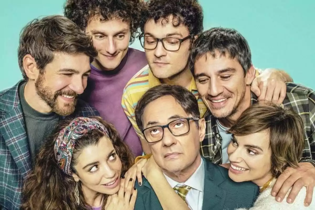 Un grupo de personas sonrientes rodea a Jordi Sánchez con gafas que tiene una expresión seria en el cartel de Señor, dame paciencia. Un grupo de personas sonrientes rodea a Jordi Sánchez con gafas que tiene una expresión seria en el cartel de Señor, dame paciencia.