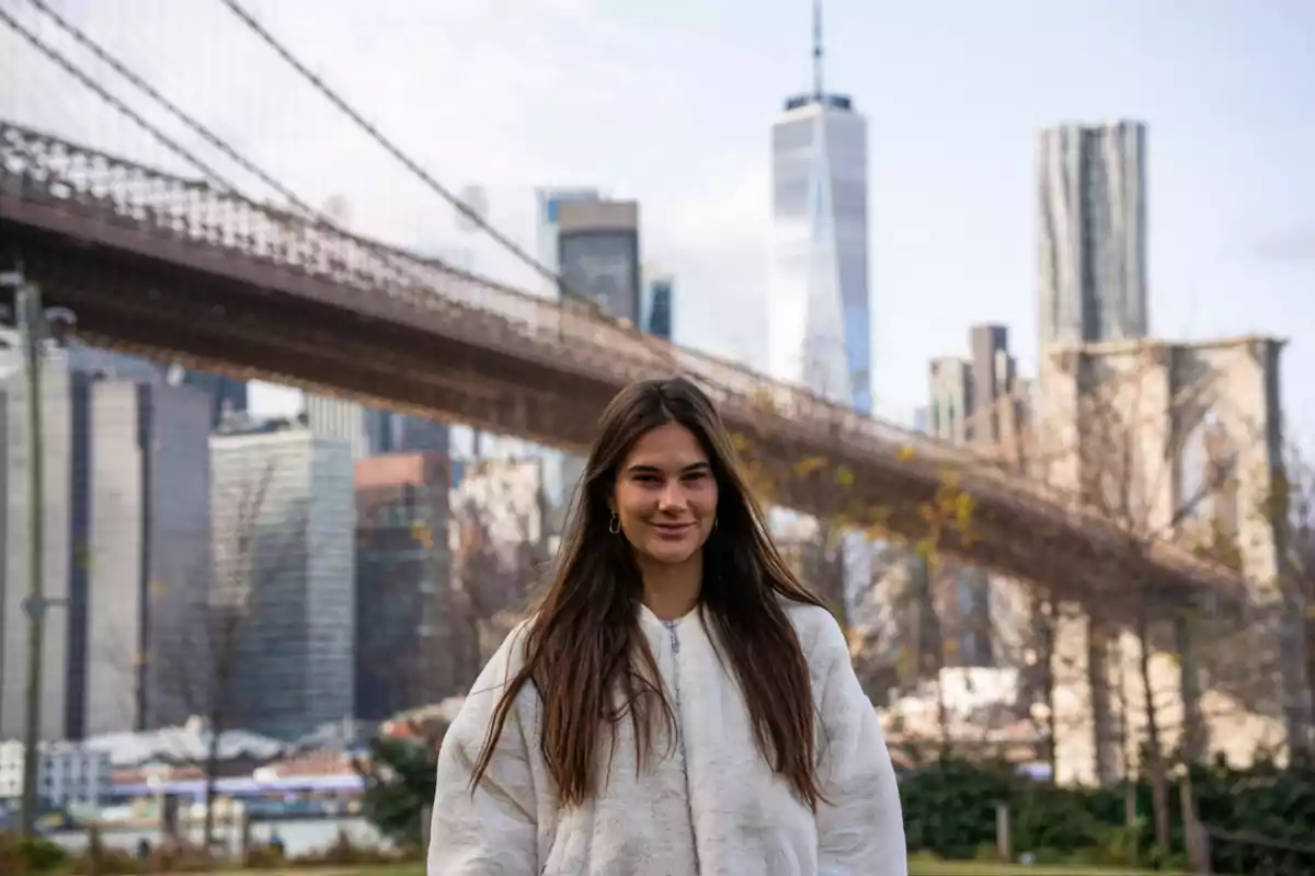 Cèlia Espanya está de pie frente al puente de Brooklyn con el skyline de Nueva York al fondo. Cèlia Espanya está de pie frente al puente de Brooklyn con el skyline de Nueva York al fondo.