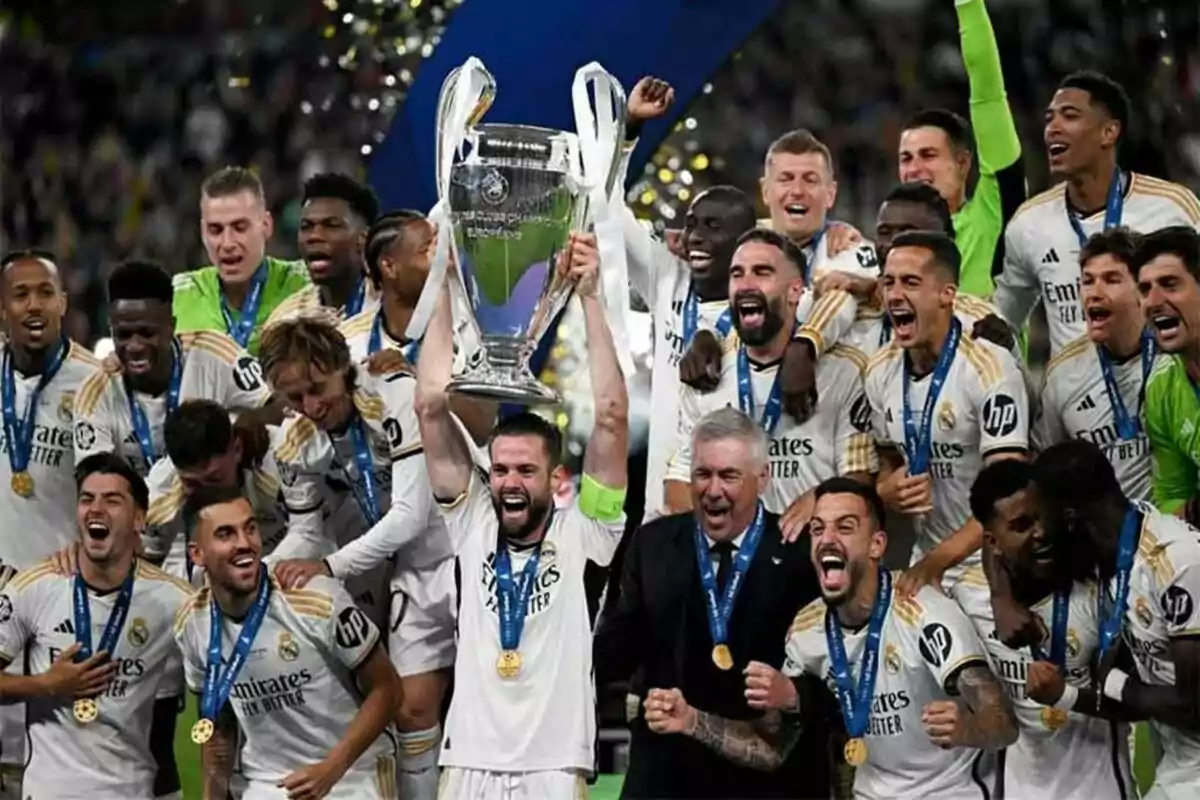 Captura dels jugadors del real madrid aixecant la copa de la Champions a La 1